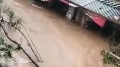 Tanggul Sungai Cikapundung Jebol