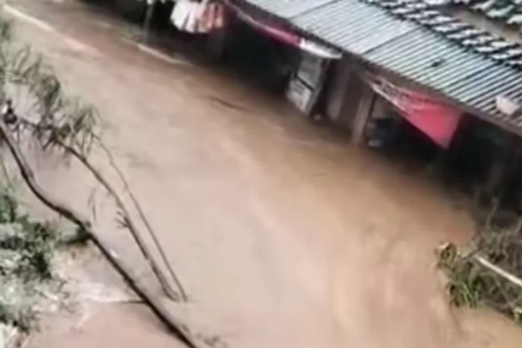 Tanggul Sungai Cikapundung Jebol