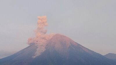 gunung semeru erupsi