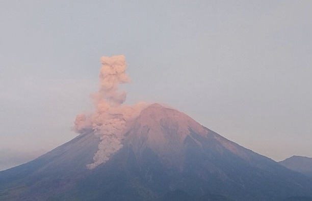 gunung semeru erupsi
