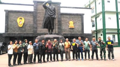 Kapen Kodiklat TNI AD Letkol Hendra Mirza Lepas Dua Anggota Kodiklatad