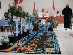 Pernak-pernik Aksesoris Daur Ulang Sampah Hiasi TPS 24 Liogenteng Nyengseret Bandung