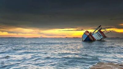 Kapal nelayan kecelakaan