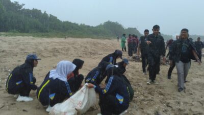 Pungut Sampah Pantai Pangumbahan