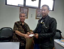 PWI Pokja Gesat-DPRD Jabar Bagikan Takjil untuk 120 Pegawai Outsorching dan Non PNS DPRD Jabar
