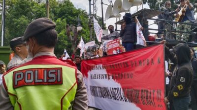 PN Bandung didemo