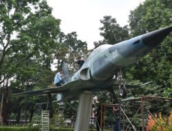 Personel Lanud Husein Sastranegara Bersihkan Tugu Pesawat F5 Tiger di Taman Lalu Lintas