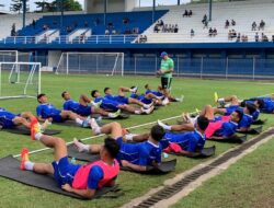 Coach Bojan Ungkap Alasan, Persib Ditinggal Bek Rekrut Gelandang Bertahan