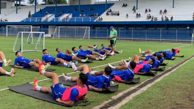 Ditinggal Bek Rekrut Gelandang