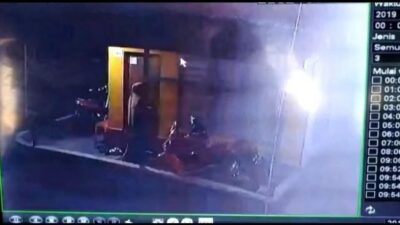 Diteror Ketukan Pintu