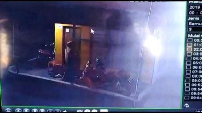 Diteror Ketukan Pintu