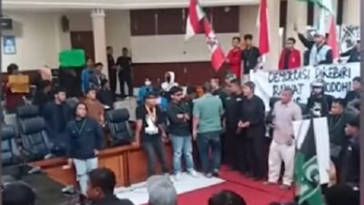 Polisi Kewalahan, Mahasiswa Duduki DPRD Kabupaten Subang