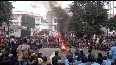Mahasiswa Kawal UU Pilkada, Bakar Ban dan Lempar Botol ke Gedung DPRD Jabar
