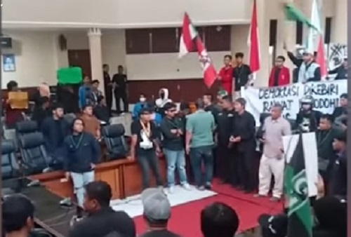 Mahasiswa Duduki DPRD Subang