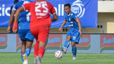 Formasi Tiga Bek Sejajar