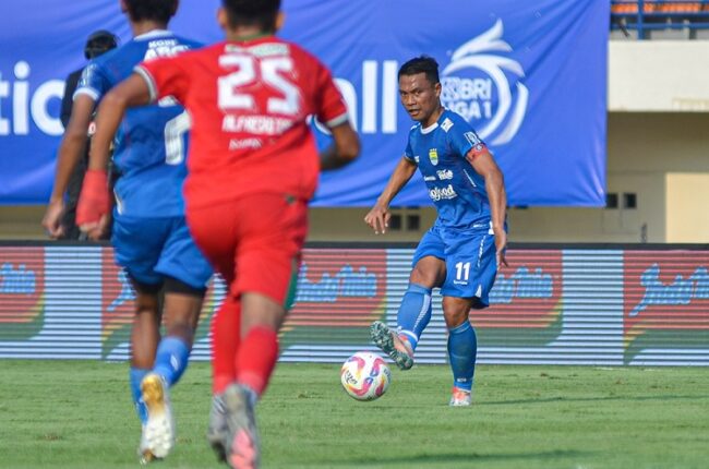 Formasi Tiga Bek Sejajar