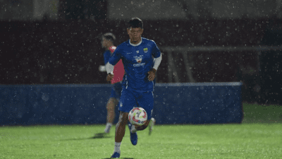 Bertekad Raih Tiga Poin atas Barito Putra, Persib Latihan di Bawah Hujan Deras