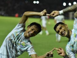 Permalukan Semen Padang 4-1, Persib Menjauh dari Dewa United