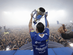 Angkat Trofi Pertama di Kandang Sendiri, Persib Akhiri Kompetisi dengan Pesta