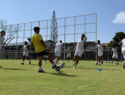 Jelang Duel Lawan Selangor, Kabar Buruk Hampiri Persib, Beckham Sakit