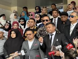 Gelar Perkara Khusus Ijazah Jokowi, Yel-yel dan Lantunan Lagu Maju Tak Gentar Menggema