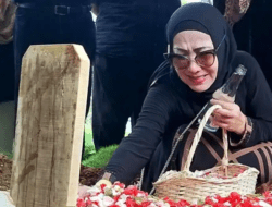 Arti Air Mata Venna Melinda, Saat Tabur Bunga di Pusara Ayahnya