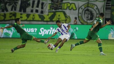 Gol Rivera Selamatkan Persebaya dari Kekalahan saat Menjamu Persib di GBT
