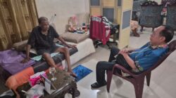 Ronny Tanuwijaya Jenguk Legenda PSMS Medan Tumsila Yang Terbaring Sakit