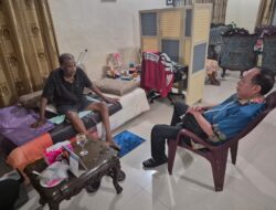 Ronny Tanuwijaya Jenguk Legenda PSMS Medan Tumsila Yang Terbaring Sakit