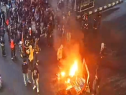 Massa Berpakaian Hitam Nodai Momen Mayday, Pos Polisi Hingga Videotron Dibakar