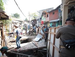 Satpol PP Tertibkan Sejumlah Bangli Semi Permanen di Atas Sungai Cikakak Bandung